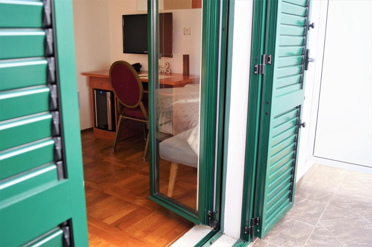 Kleine Hexe B&B Pension Pirovac Extérieur photo