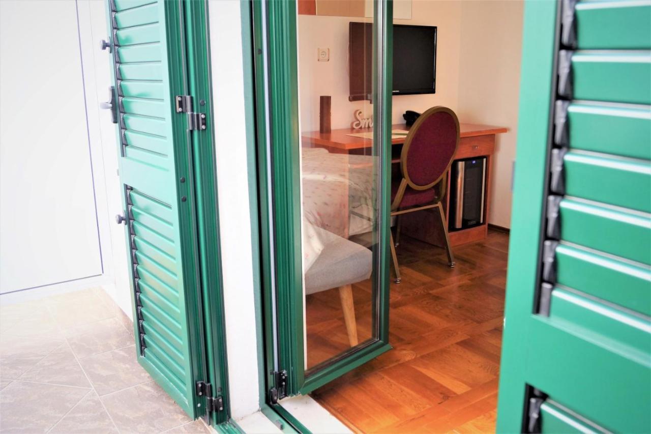Kleine Hexe B&B Pension Pirovac Extérieur photo