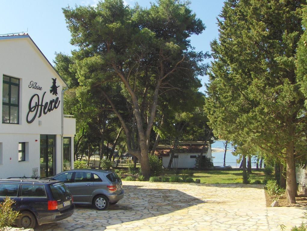 Kleine Hexe B&B Pension Pirovac Extérieur photo