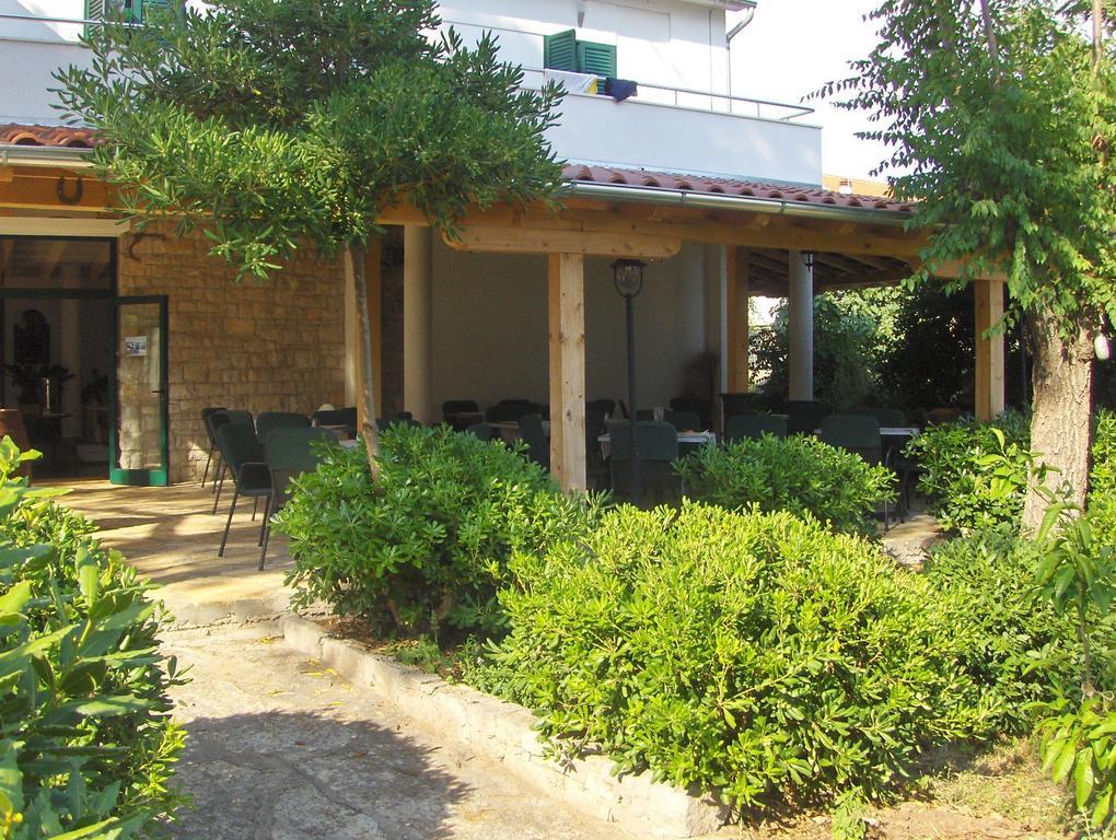 Kleine Hexe B&B Pension Pirovac Extérieur photo