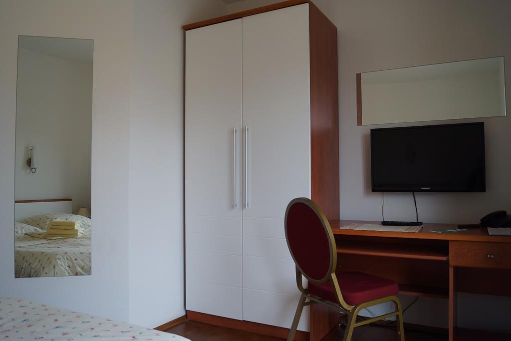 Kleine Hexe B&B Pension Pirovac Extérieur photo