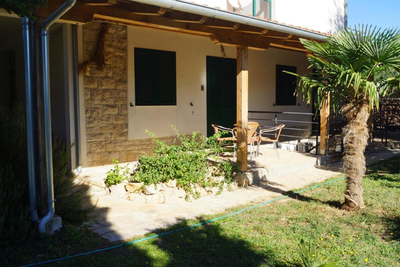 Kleine Hexe B&B Pension Pirovac Extérieur photo