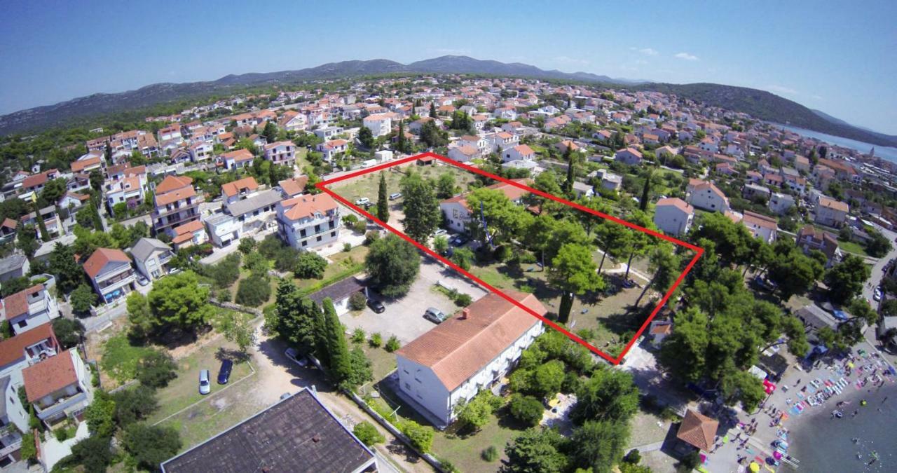 Kleine Hexe B&B Pension Pirovac Extérieur photo
